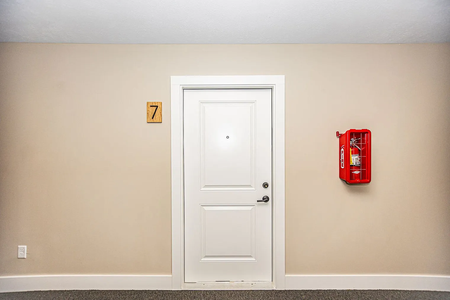 1 bed, 1.0 bath, 570 sqft, $2,566 — Photo 2