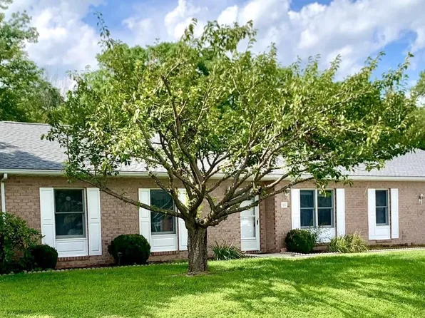 15 Plantation Dr, Hagerstown, MD 21740
