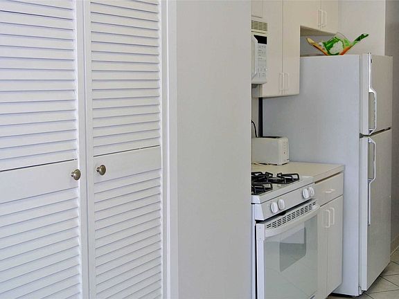 5th image of 26910 Grand Central Pkwy APT 12G