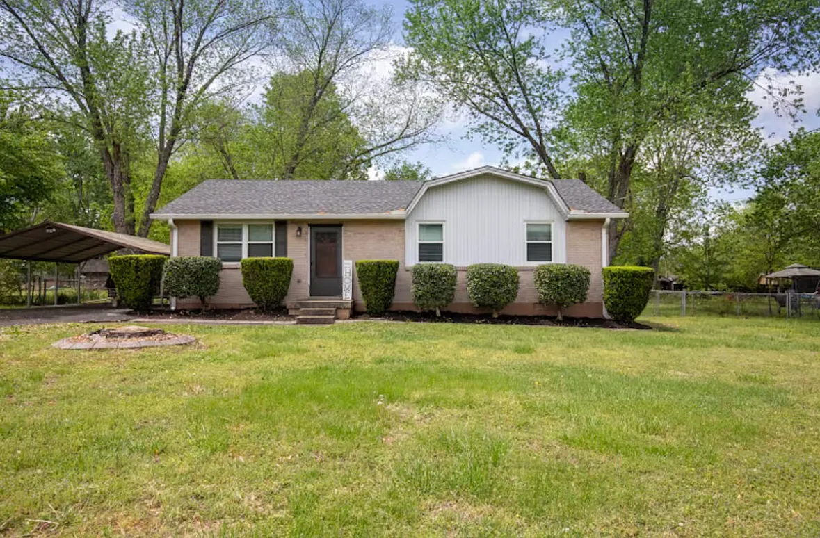 3 bed, 1.5 bath, 1100 sqft, $3,200 — Photo 1