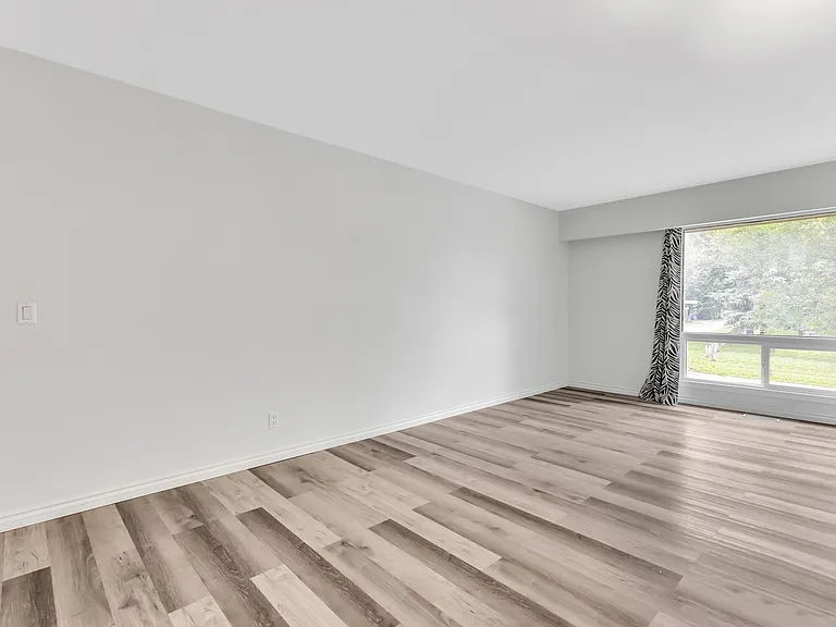 24 Taft Cres — Photo 7