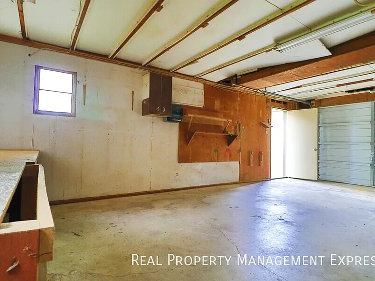 2905 E 19th St — Photo 15