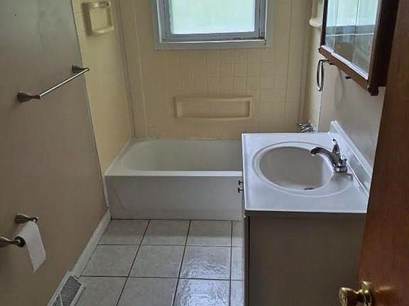 4th image of 6208 Leo Dr