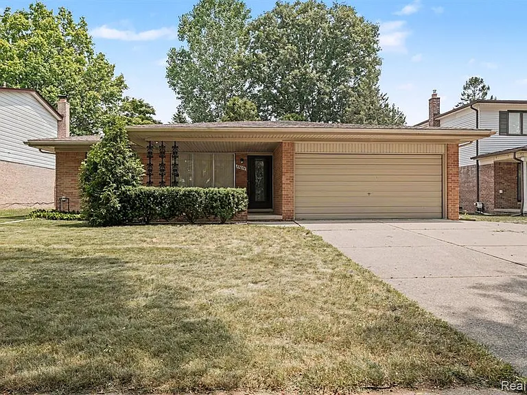 35656 Saxony Dr — Photo 2