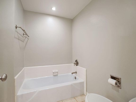 5th image of 6736 Hillpark Dr