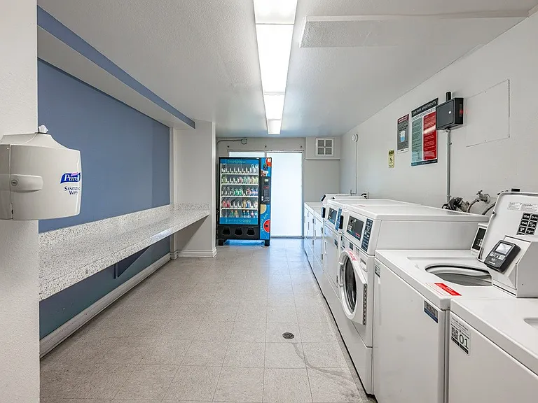Oak Park Apartments — Photo 16