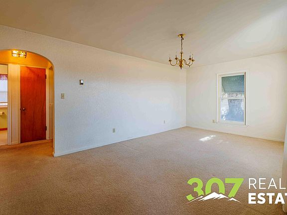 4th image of 601 Circle Dr W