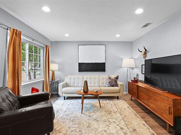4th image of 301 N Cottonwood Dr