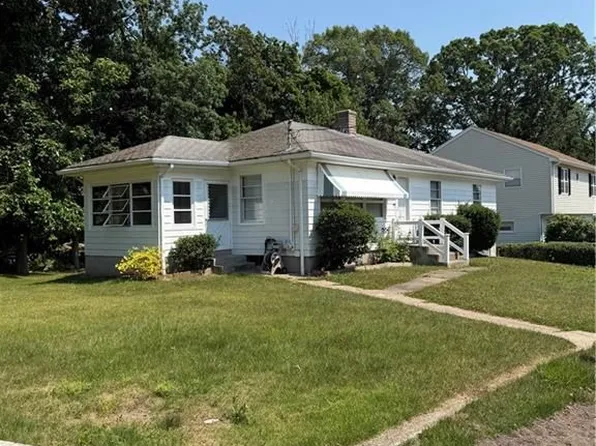 101 Iroquois Rd, Cumberland, RI 02864