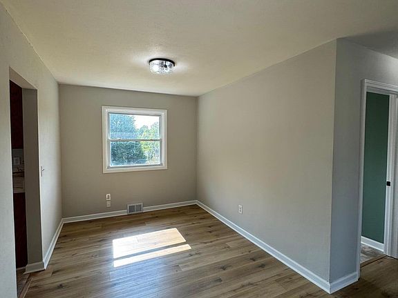 5th image of 1217 Lyndon Ln