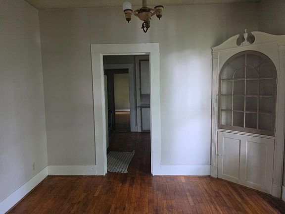 5th image of 323 Main St