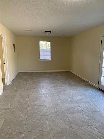 3 bed, 1.0 bath, 1600 sqft, $1,600 — Photo 2
