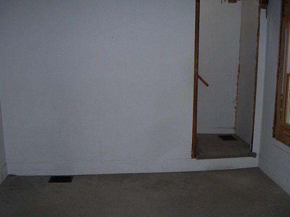2nd image of 400 E Oliver St