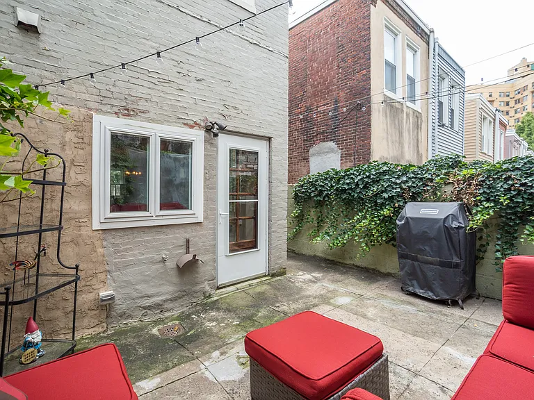 2521 Meredith St — Photo 14