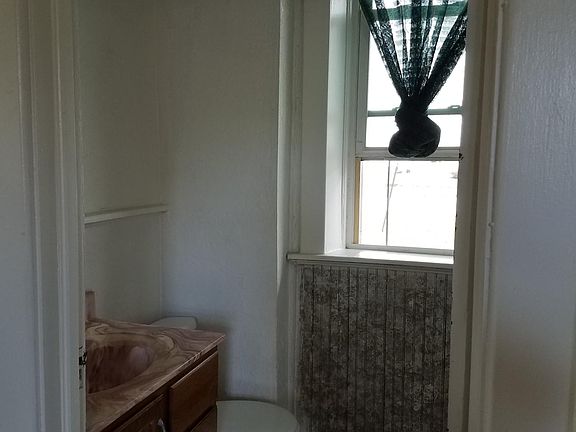 3rd image of 811 Vienna Ave