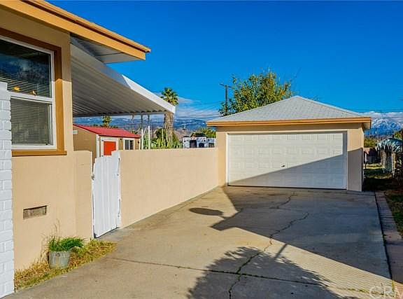 5th image of 2067 N Pico Ave