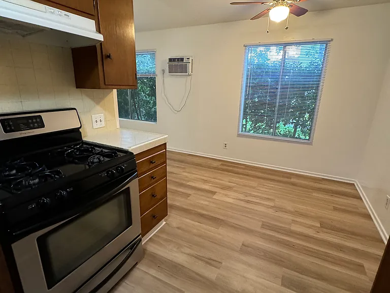 423 E Cedar Ave #C — Photo 10