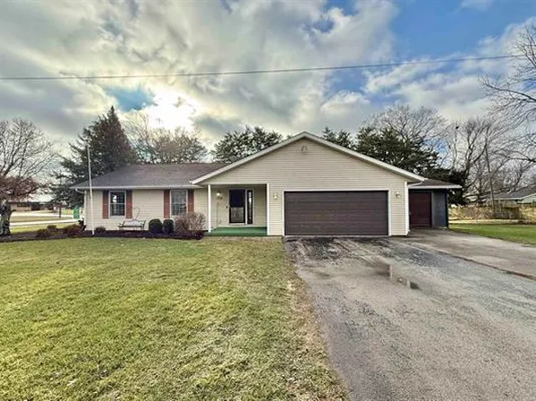 102 W McNair Rd, Winnebago, IL 61088
