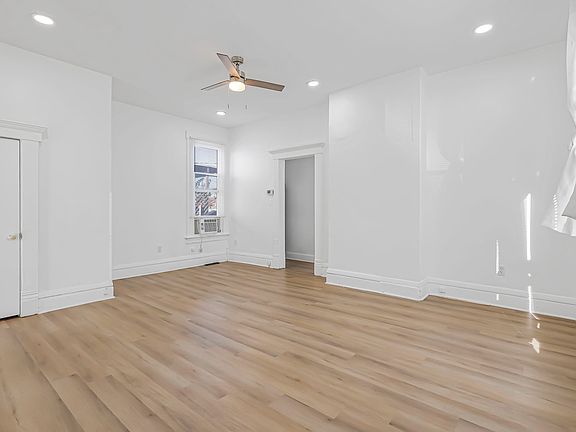 3rd image of 46 W Como Ave