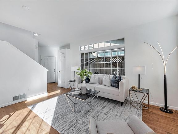 3rd image of 811 Creekside Pl