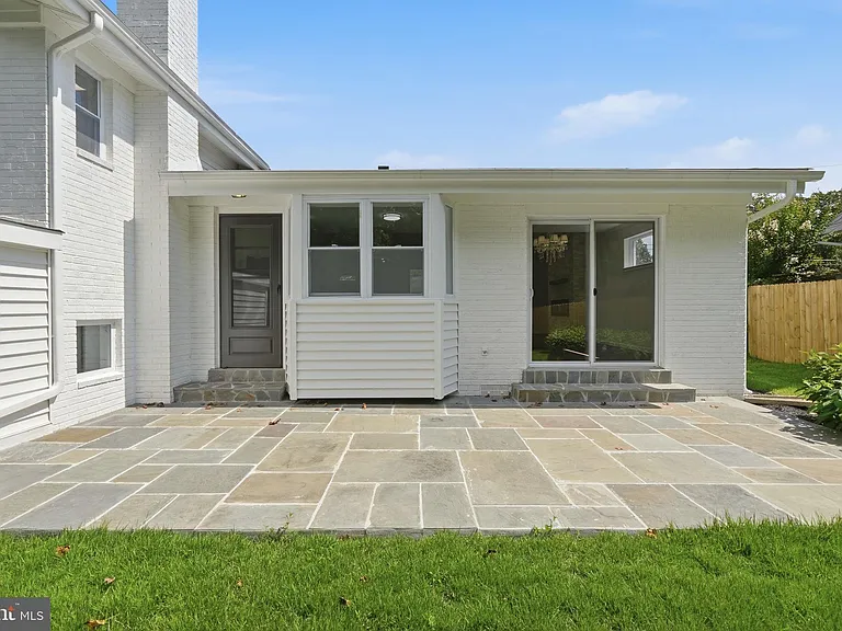 9831 Singleton Dr — Photo 32