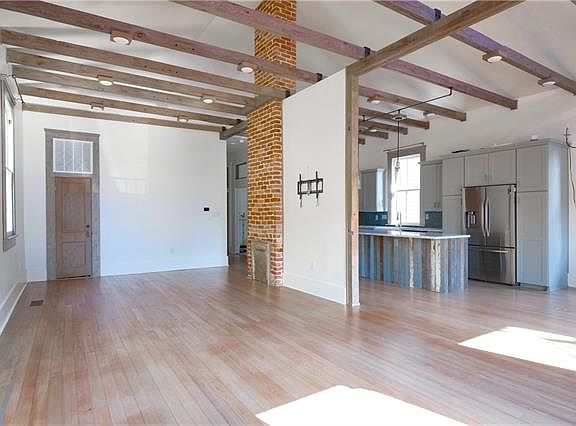 5th image of 623 Louisa St