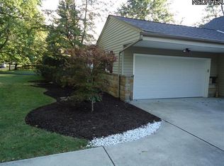 1372 Ford Rd, Lyndhurst, OH 44124