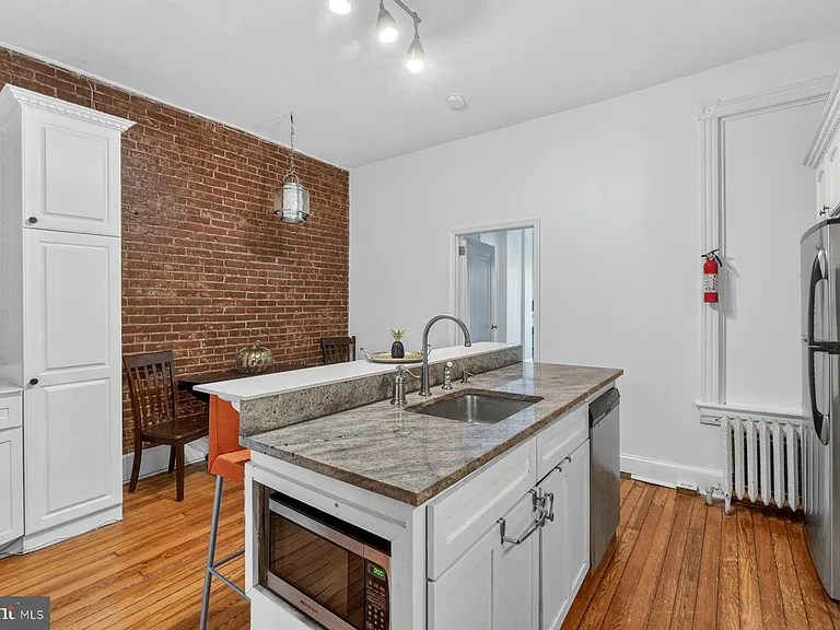 19 R St NW #B — Photo 13