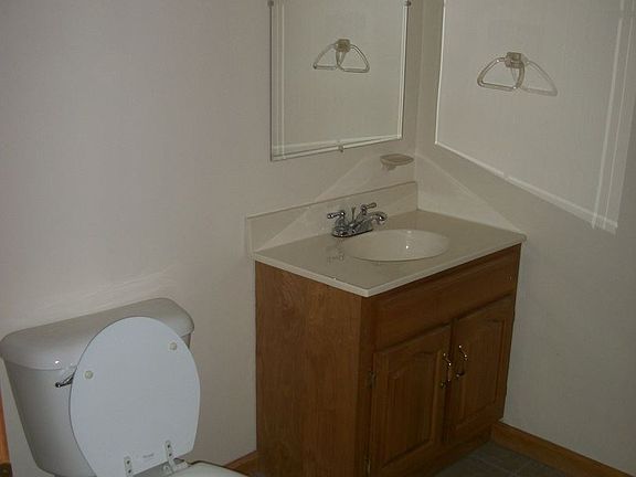 4th image of 695 Parkway Dr