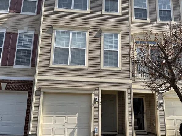 15749 John Diskin Cir #100, Woodbridge, VA 22191