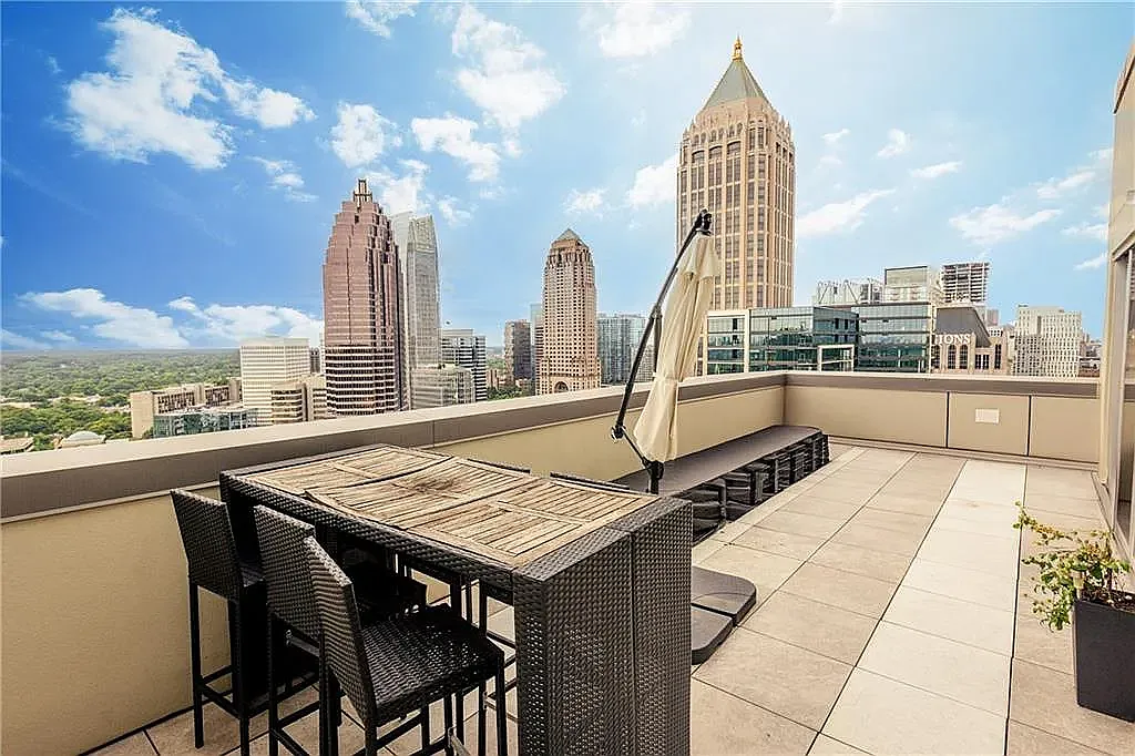 W Peachtree St NW, Atlanta — Photo 1
