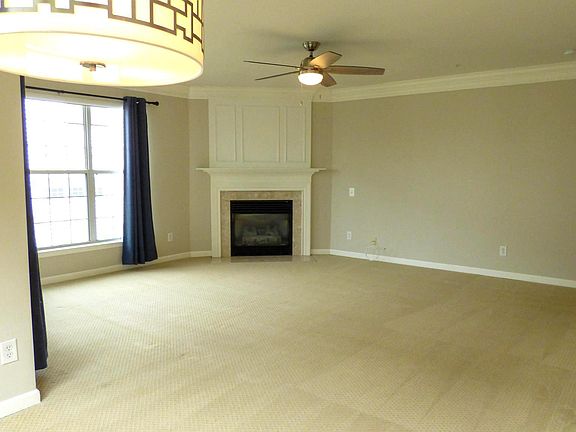 5th image of 4104 Oxford Ln APT 302