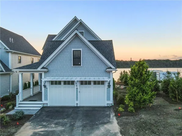 130 E Point Dr, Rumford, RI 02916