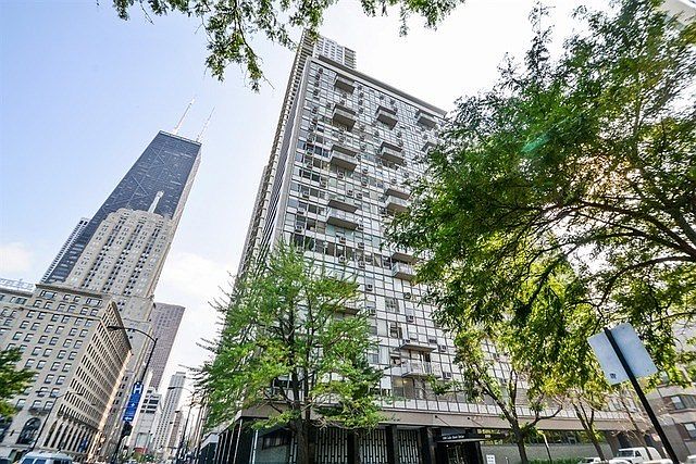 LAKE SHORE DRIVE AT OAK STREET AND THE MAG MILE.  THE IDEAL LOCATION FOR AN IN-TOWN, A RESIDENT AT N