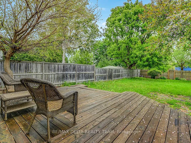 397 Phoenix Cres — Photo 33