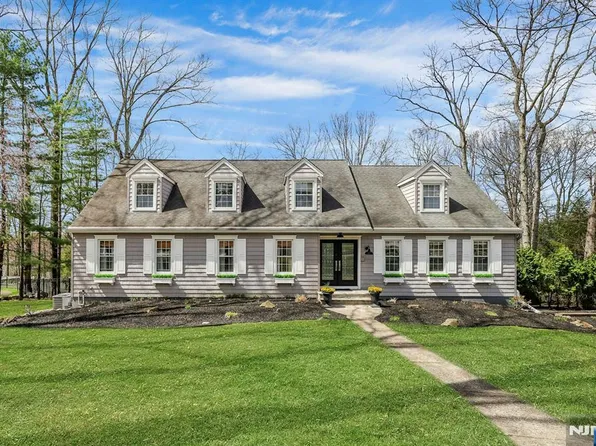 105 Apple Ridge Rd, Woodcliff Lake, NJ 07677