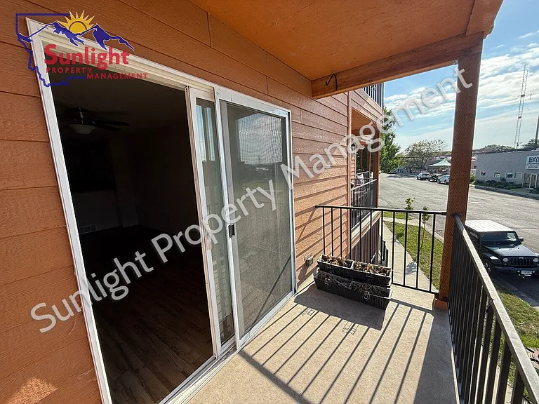 301 W 1st St #4 — Photo 9