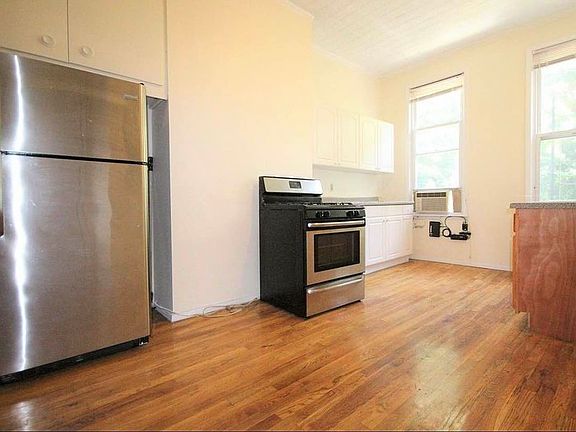 2nd image of 728 Lorimer St #2A