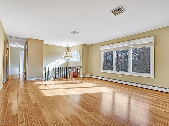 4th image of 61 Cherie Dr
