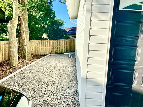 4th image of 703 Fairoaks Ln
