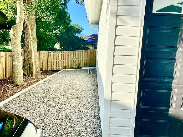 703 Fairoaks Ln — Photo 4