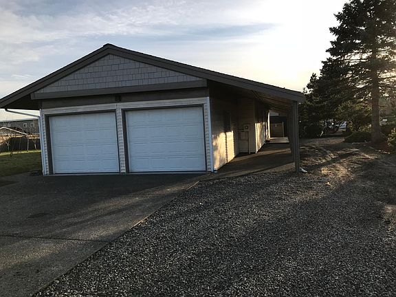Driveway off of cul-de-sac also shows circular grave driveway connecting to main road (Quinault).