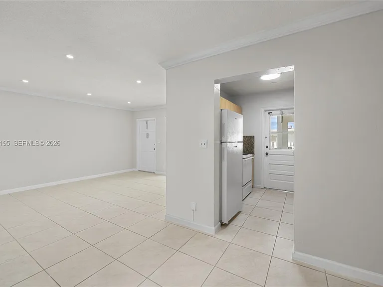 5450 Hollywood Blvd #202 — Photo 4