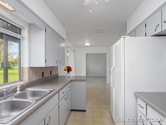 5th image of 6886 Brewer Ave NE