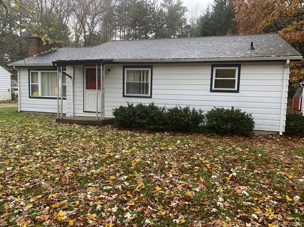 5425 Lakeshore Rd, Fort Gratiot, MI 48059