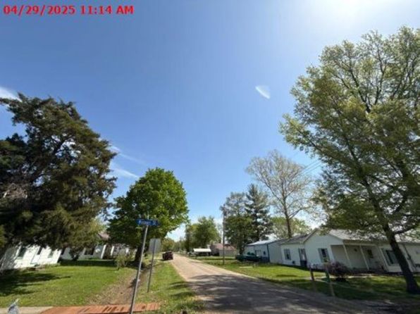 612 Ash St, Edgewood, IL 62426