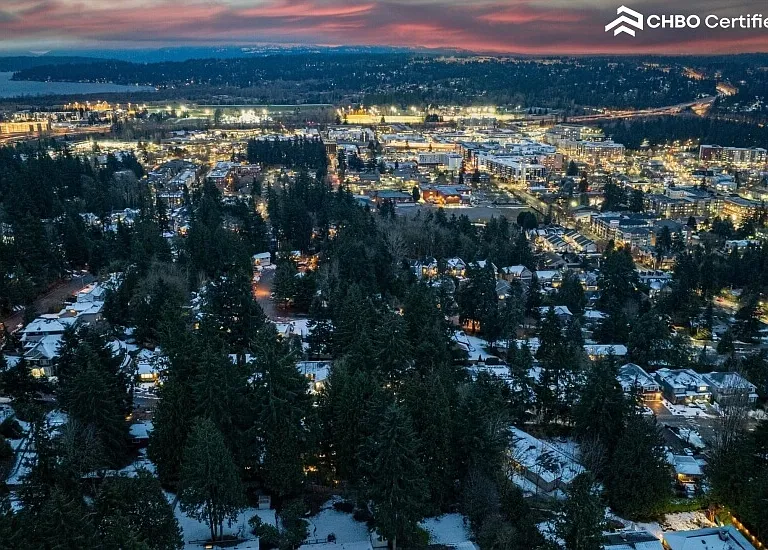 3 min drive to light rail. 10 min ride to Microsoft