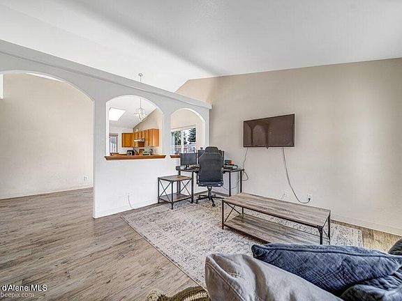 4th image of 625 W Bushwood Ave