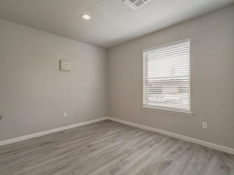 605 Saint James Pl — Photo 9