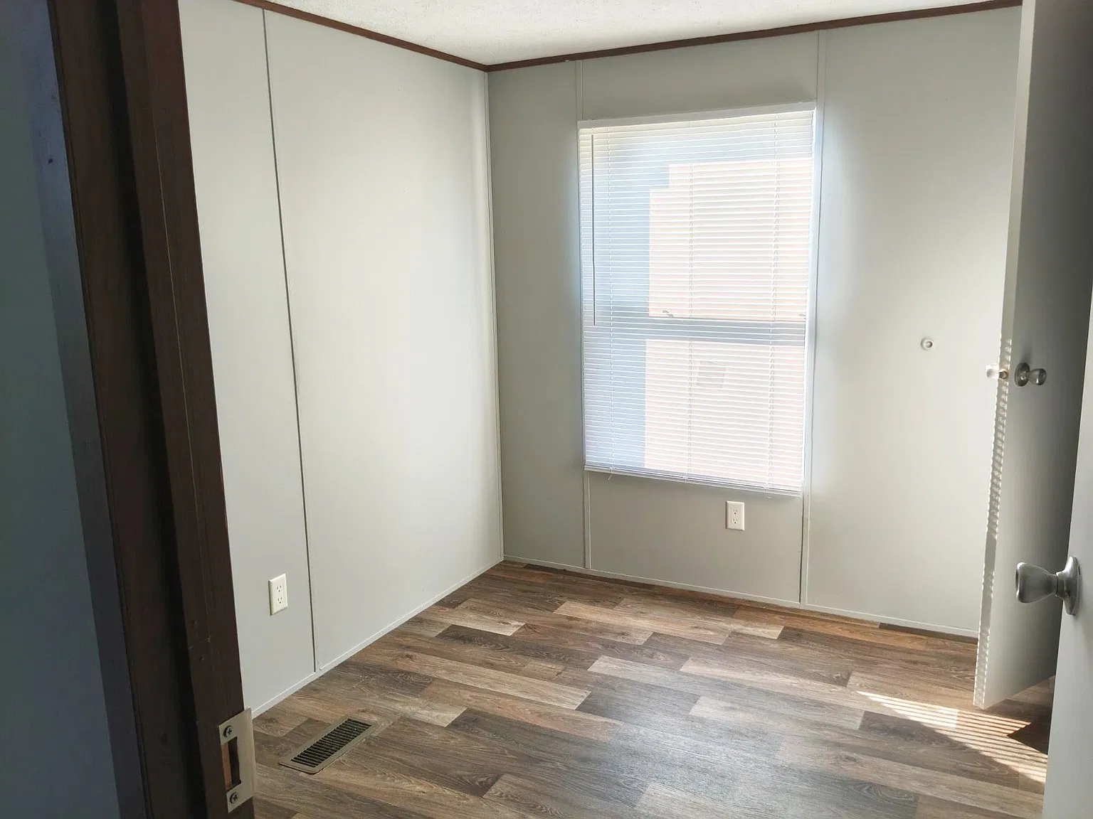 3 bed, 2.0 bath, 1064 sqft, $1,300 — Photo 4